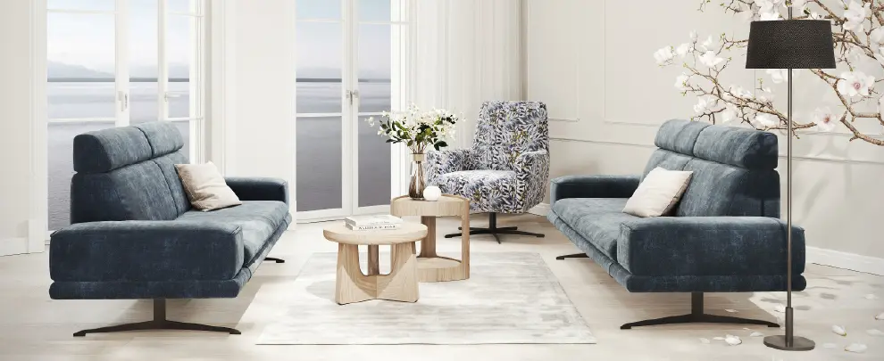 Orangefarbenes Stoffsofa in minimalistischem Raum